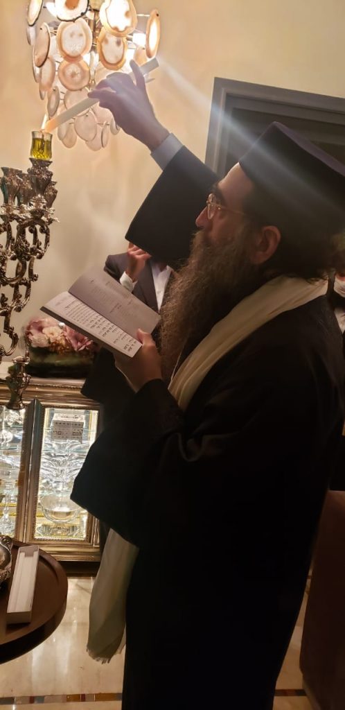 גלריה: האדמו"ר רבי יאשיהו פינטו בהדלקת נר חנוכה