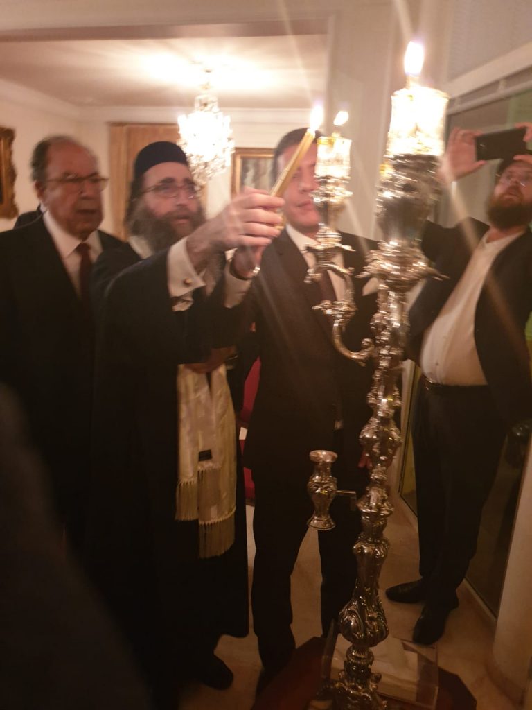 גלריה: האדמו"ר רבי יאשיהו פינטו בהדלקת נר חנוכה