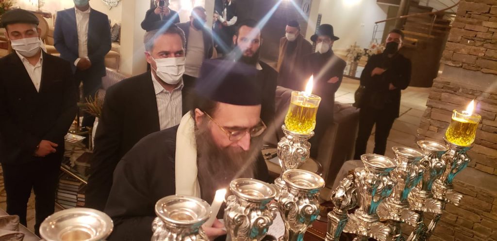 גלריה: האדמו"ר רבי יאשיהו פינטו בהדלקת נר חנוכה