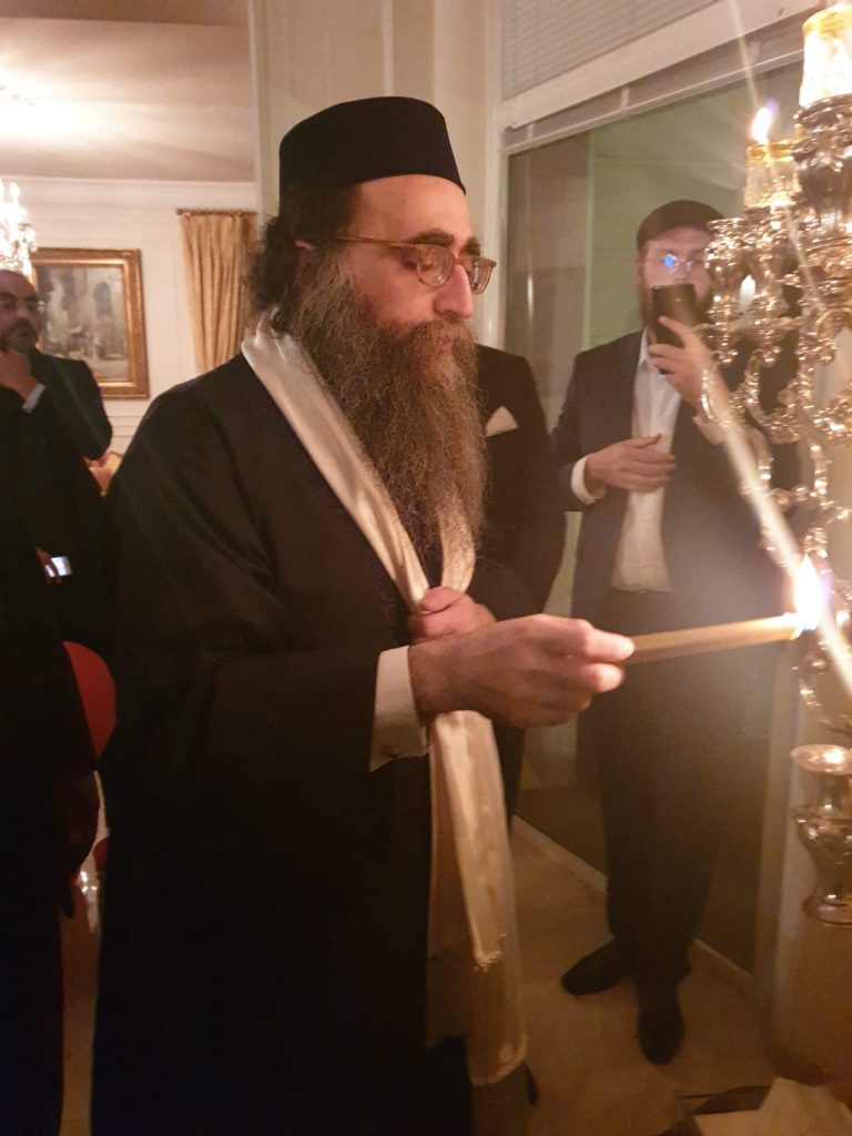 גלריה: האדמו"ר רבי יאשיהו פינטו בהדלקת נר חנוכה