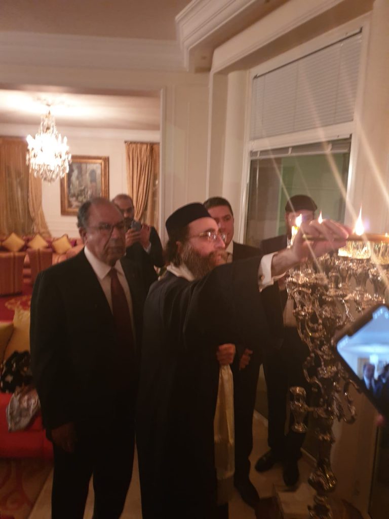 גלריה: האדמו"ר רבי יאשיהו פינטו בהדלקת נר חנוכה