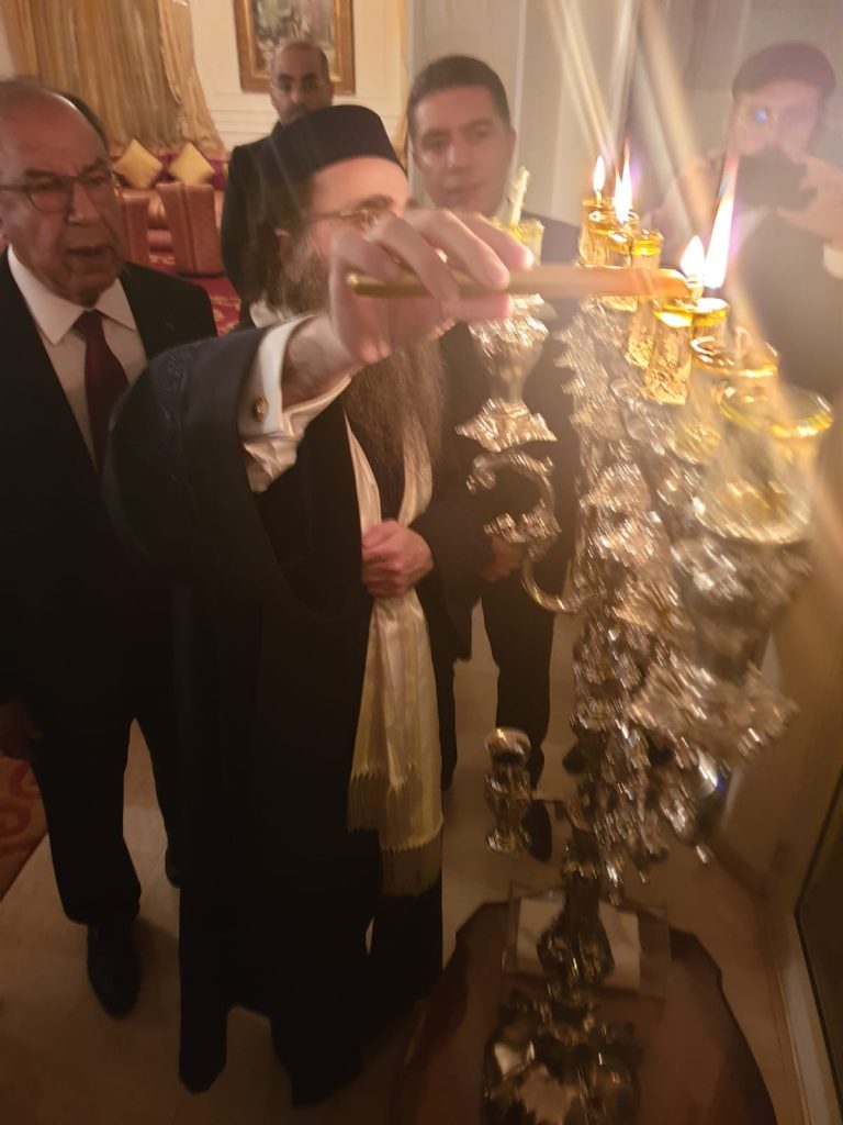 גלריה: האדמו"ר רבי יאשיהו פינטו בהדלקת נר חנוכה