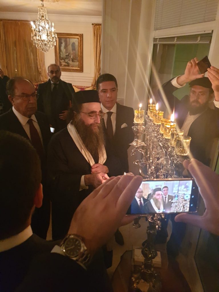 גלריה: האדמו"ר רבי יאשיהו פינטו בהדלקת נר חנוכה