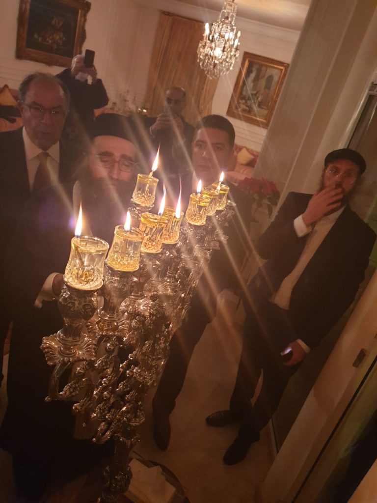 גלריה: האדמו"ר רבי יאשיהו פינטו בהדלקת נר חנוכה