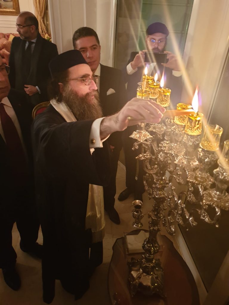 גלריה: האדמו"ר רבי יאשיהו פינטו בהדלקת נר חנוכה