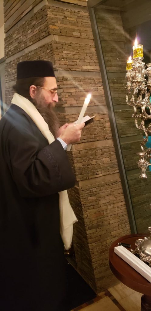 גלריה: האדמו"ר רבי יאשיהו פינטו בהדלקת נר חנוכה