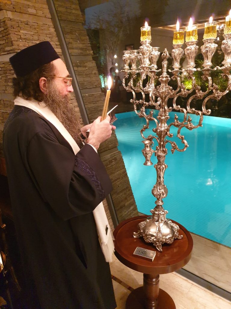 גלריה: האדמו"ר רבי יאשיהו פינטו בהדלקת נר חנוכה