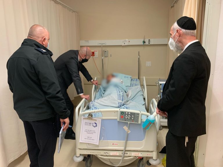 השר לביטחון פנים אוחנה ביקר את החרדי שנעצר לשווא השר לביטחון פנים אוחנה ביקר את החרדי שנעצר לשווא