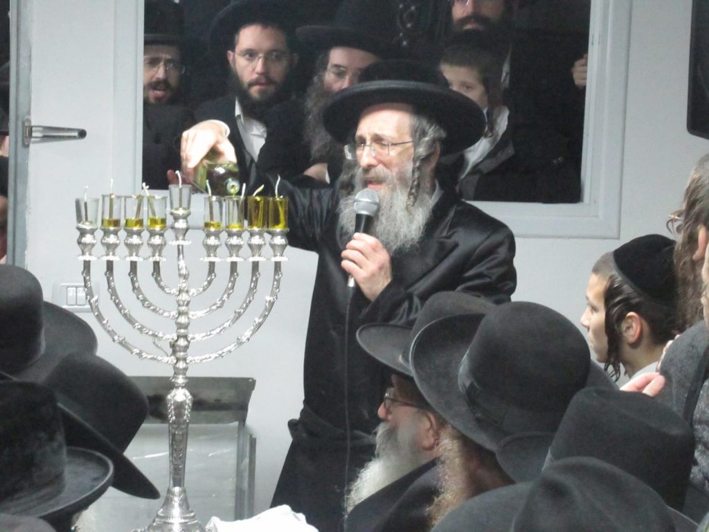 תיעוד: הדלקת זאת חנוכה אצל הגר"א בידרמן