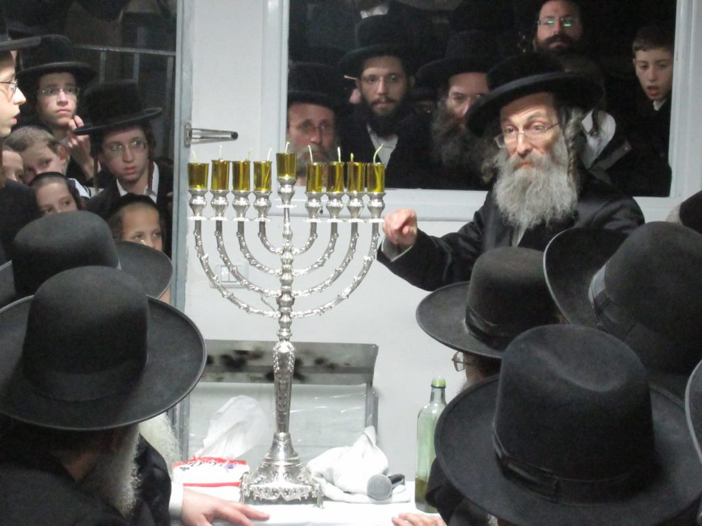 תיעוד: הדלקת זאת חנוכה אצל הגר"א בידרמן