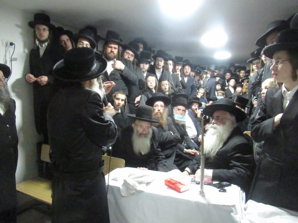 תיעוד: הדלקת זאת חנוכה אצל הגר"א בידרמן