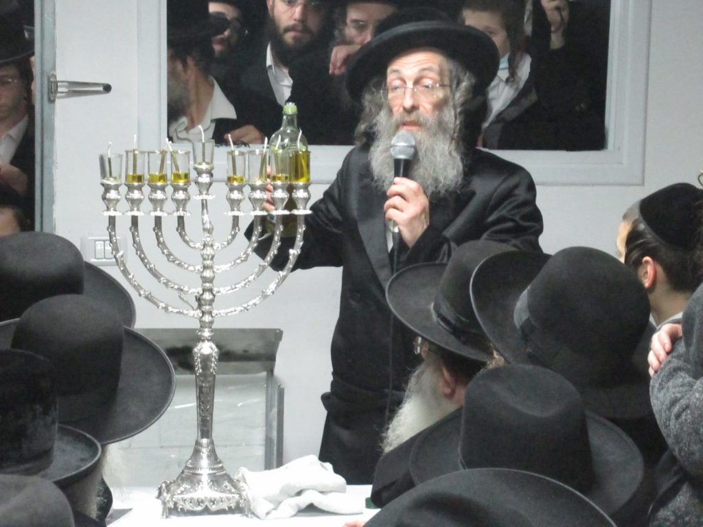 תיעוד: הדלקת זאת חנוכה אצל הגר"א בידרמן