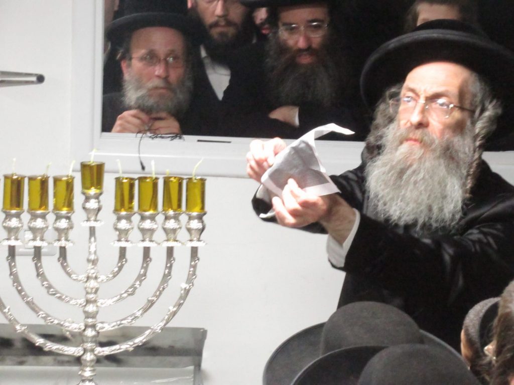 תיעוד: הדלקת זאת חנוכה אצל הגר"א בידרמן