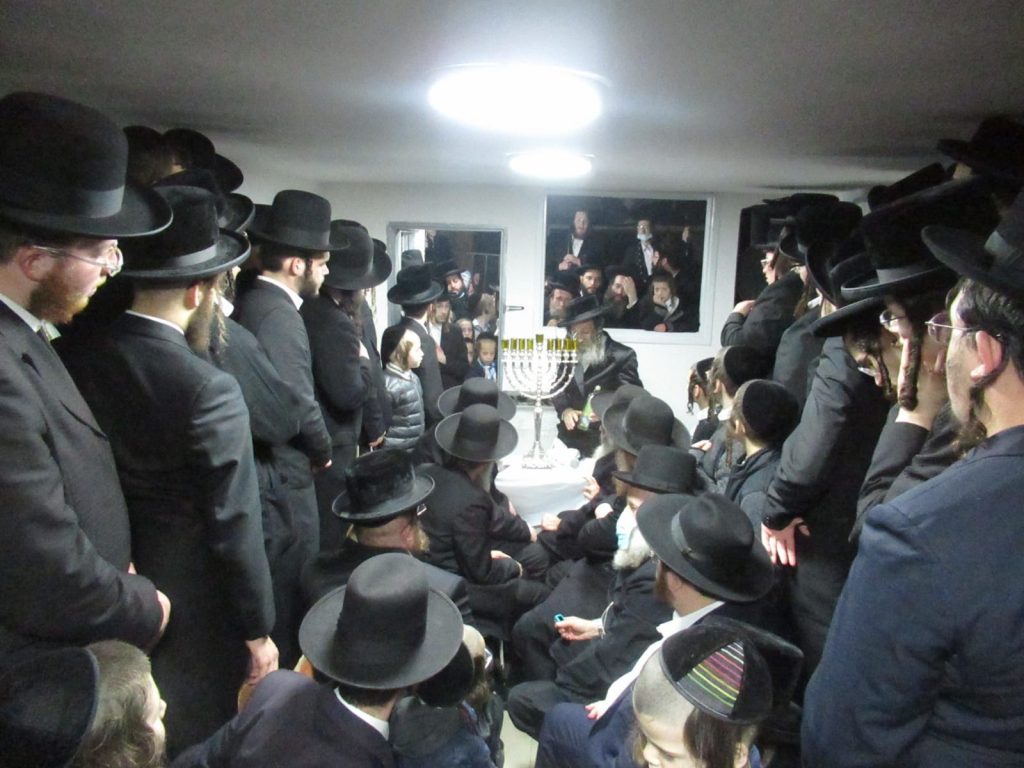 תיעוד: הדלקת זאת חנוכה אצל הגר"א בידרמן