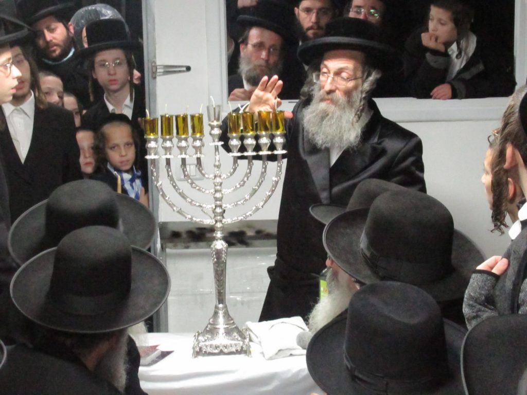 תיעוד: הדלקת זאת חנוכה אצל הגר"א בידרמן