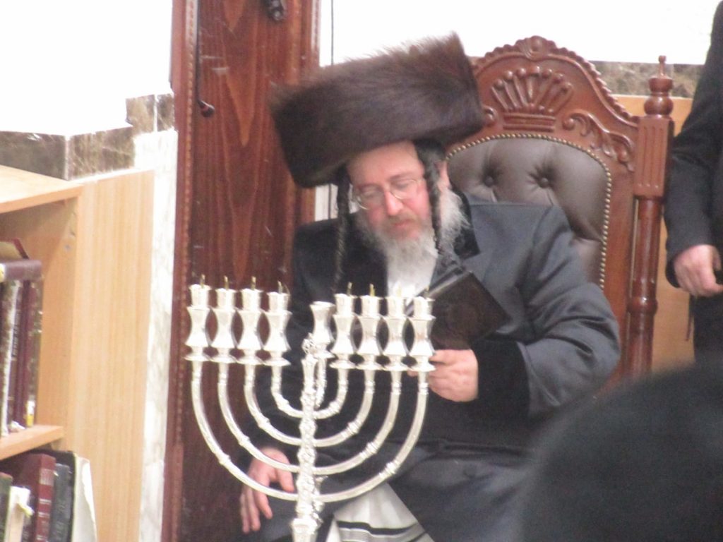 האדמו"ר מביאלה בני ברק הדליק נר שמיני וחילק דמי חנוכה