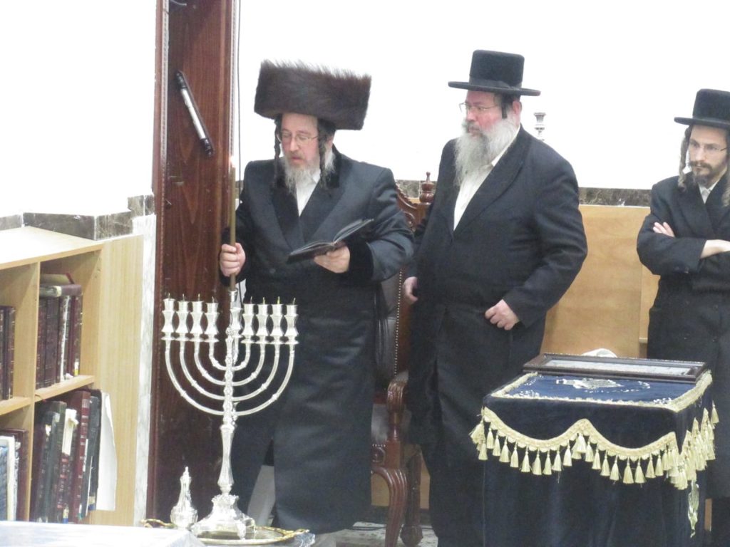 האדמו"ר מביאלה בני ברק הדליק נר שמיני וחילק דמי חנוכה