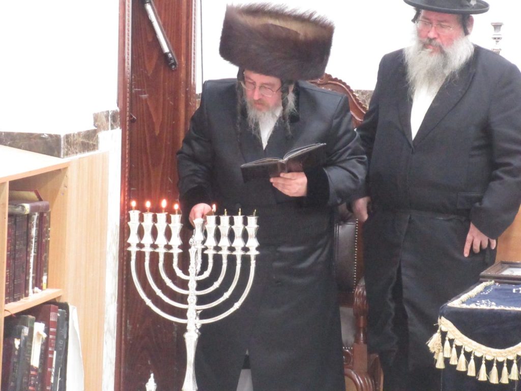 האדמו"ר מביאלה בני ברק הדליק נר שמיני וחילק דמי חנוכה