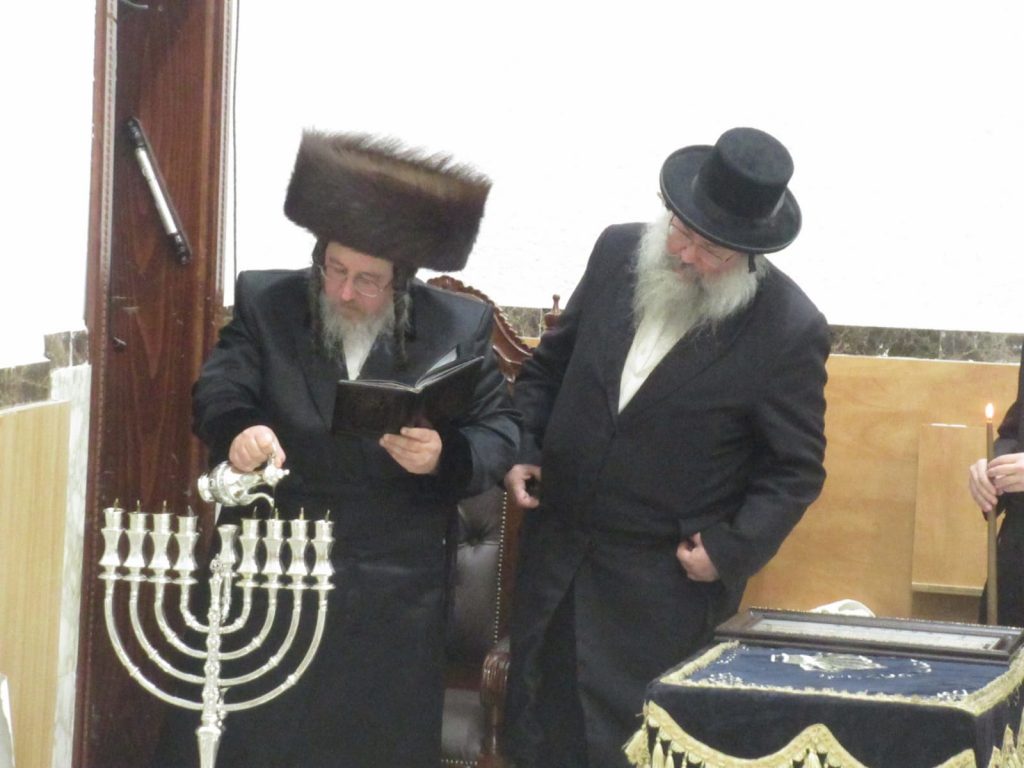 האדמו"ר מביאלה בני ברק הדליק נר שמיני וחילק דמי חנוכה