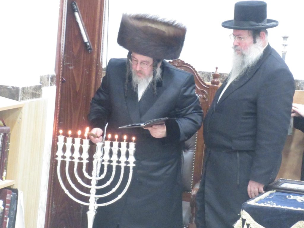 האדמו"ר מביאלה בני ברק הדליק נר שמיני וחילק דמי חנוכה