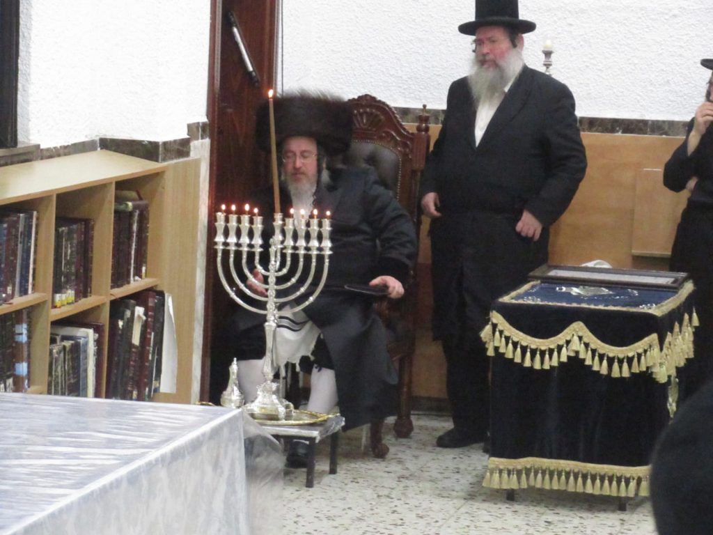 האדמו"ר מביאלה בני ברק הדליק נר שמיני וחילק דמי חנוכה
