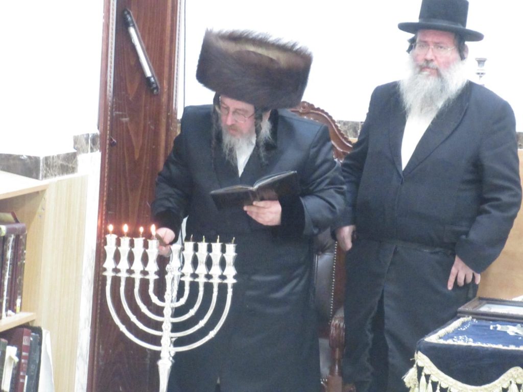 האדמו"ר מביאלה בני ברק הדליק נר שמיני וחילק דמי חנוכה
