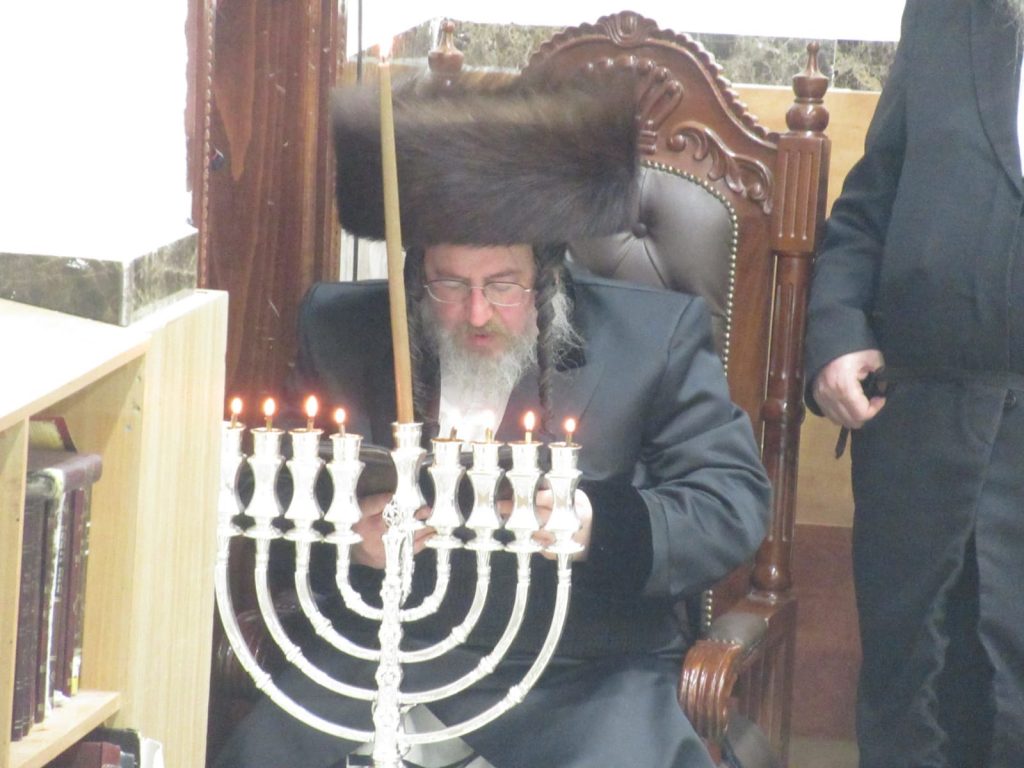האדמו"ר מביאלה בני ברק הדליק נר שמיני וחילק דמי חנוכה