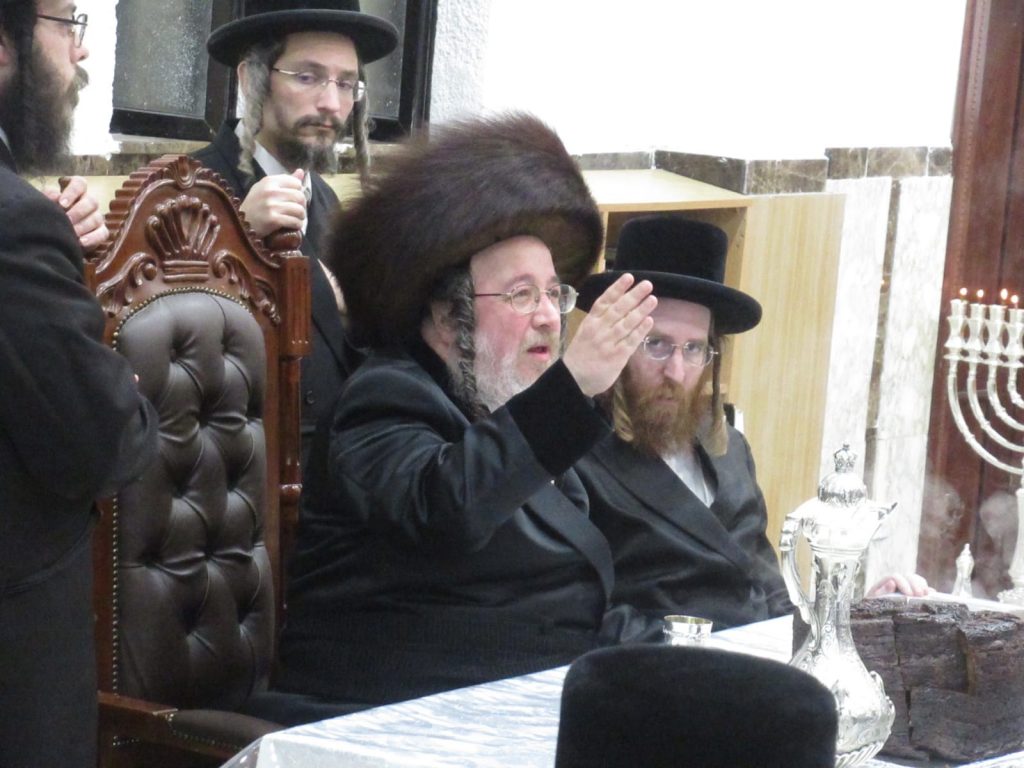 האדמו"ר מביאלה בני ברק הדליק נר שמיני וחילק דמי חנוכה