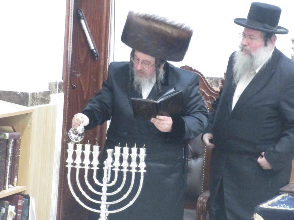 האדמו"ר מביאלה בני ברק הדליק נר שמיני וחילק דמי חנוכה