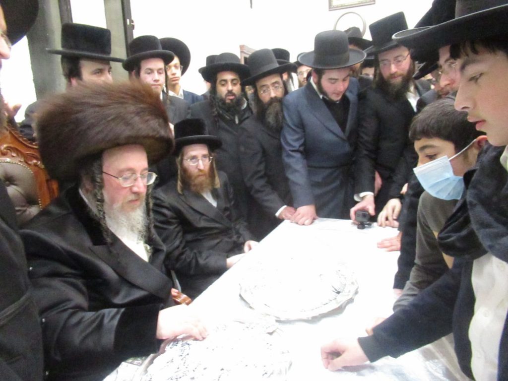 האדמו"ר מביאלה בני ברק הדליק נר שמיני וחילק דמי חנוכה