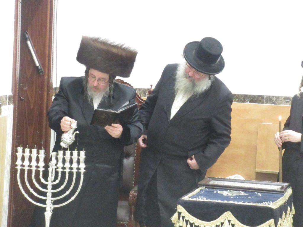 האדמו"ר מביאלה בני ברק הדליק נר שמיני וחילק דמי חנוכה