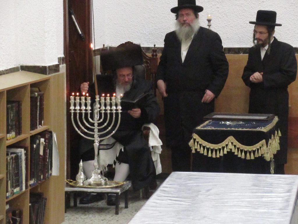 האדמו"ר מביאלה בני ברק הדליק נר שמיני וחילק דמי חנוכה