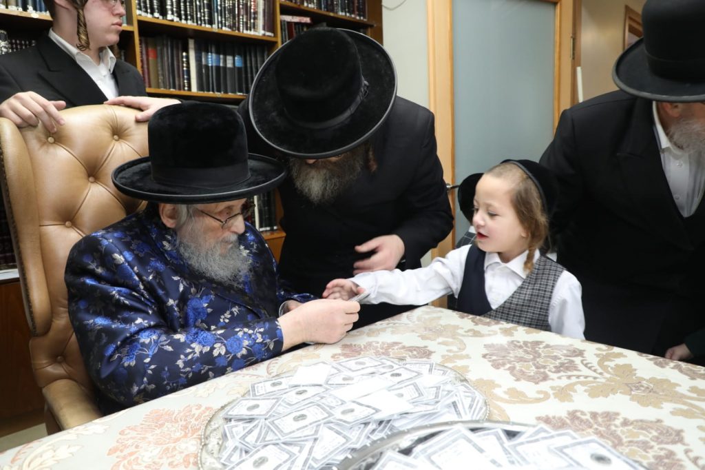 ילדי ת"ת סאטמר קיבלו דמי חנוכה מהגאב"ד