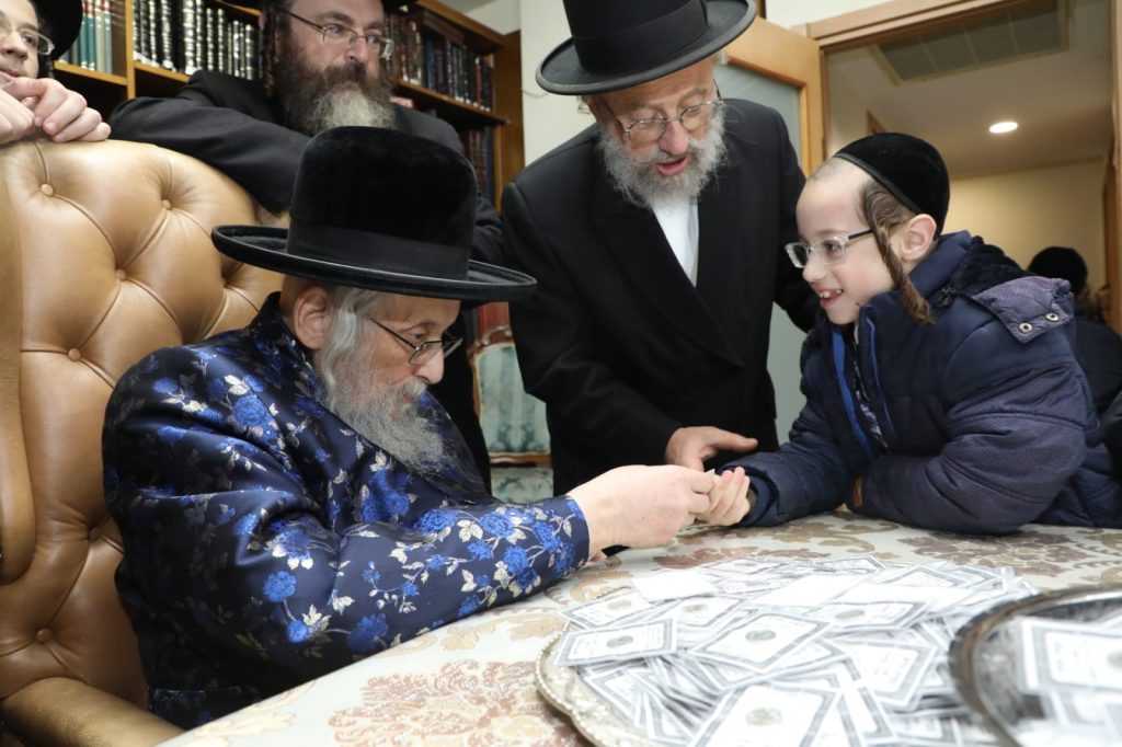 ילדי ת"ת סאטמר קיבלו דמי חנוכה מהגאב"ד