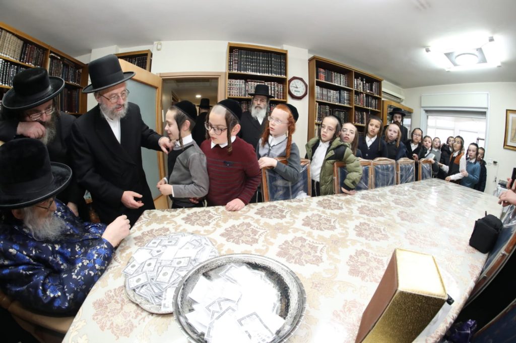 ילדי ת"ת סאטמר קיבלו דמי חנוכה מהגאב"ד