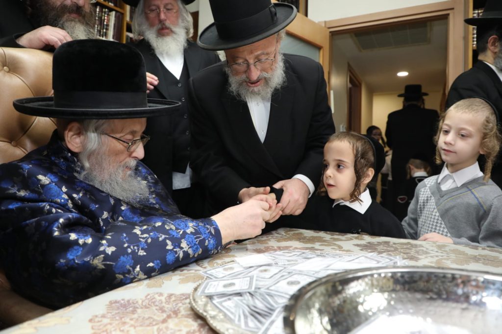 ילדי ת"ת סאטמר קיבלו דמי חנוכה מהגאב"ד