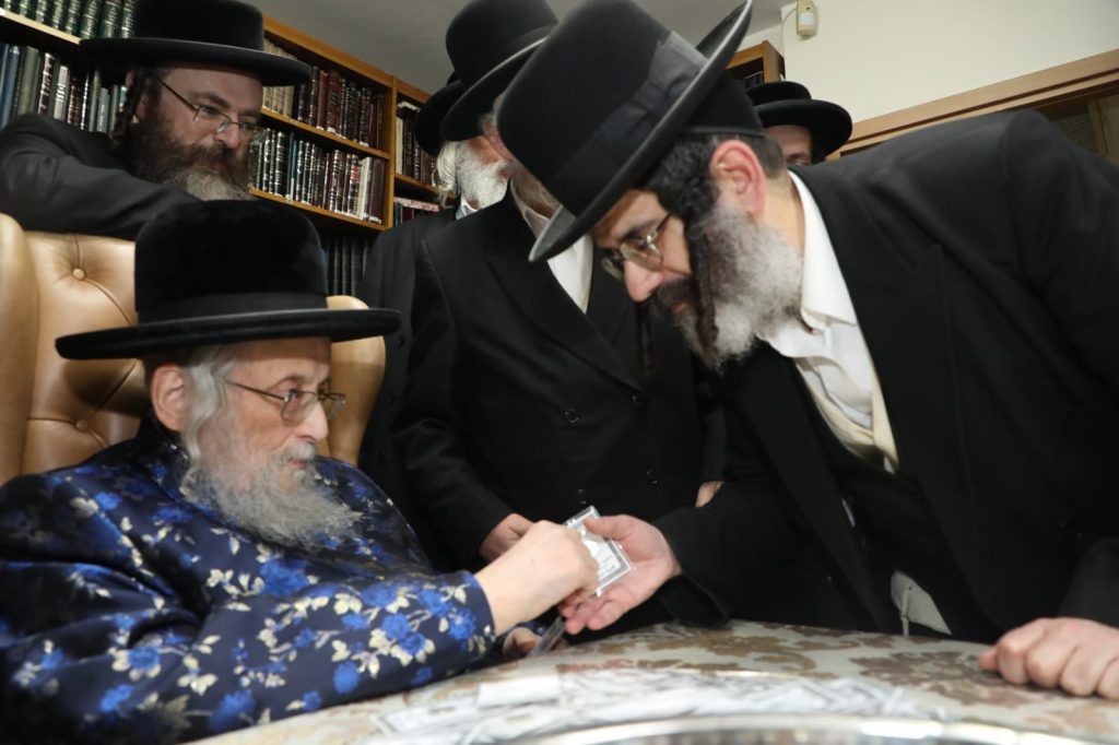 ילדי ת"ת סאטמר קיבלו דמי חנוכה מהגאב"ד