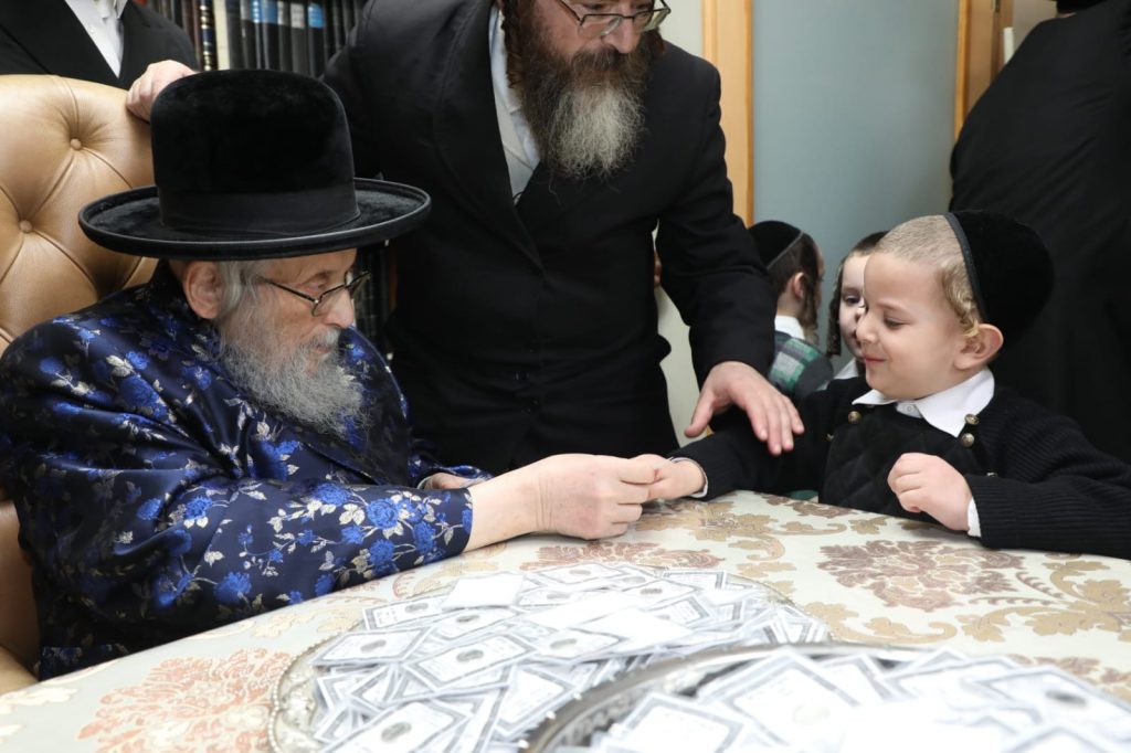 ילדי ת"ת סאטמר קיבלו דמי חנוכה מהגאב"ד