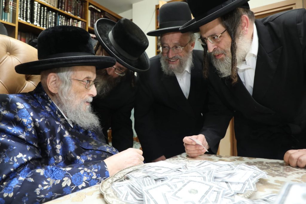 ילדי ת"ת סאטמר קיבלו דמי חנוכה מהגאב"ד