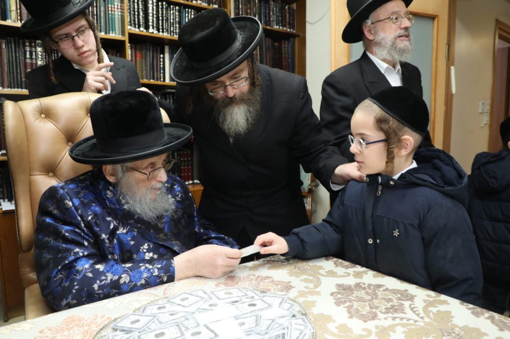 ילדי ת"ת סאטמר קיבלו דמי חנוכה מהגאב"ד