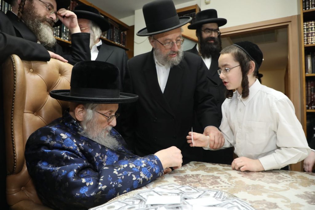 ילדי ת"ת סאטמר קיבלו דמי חנוכה מהגאב"ד