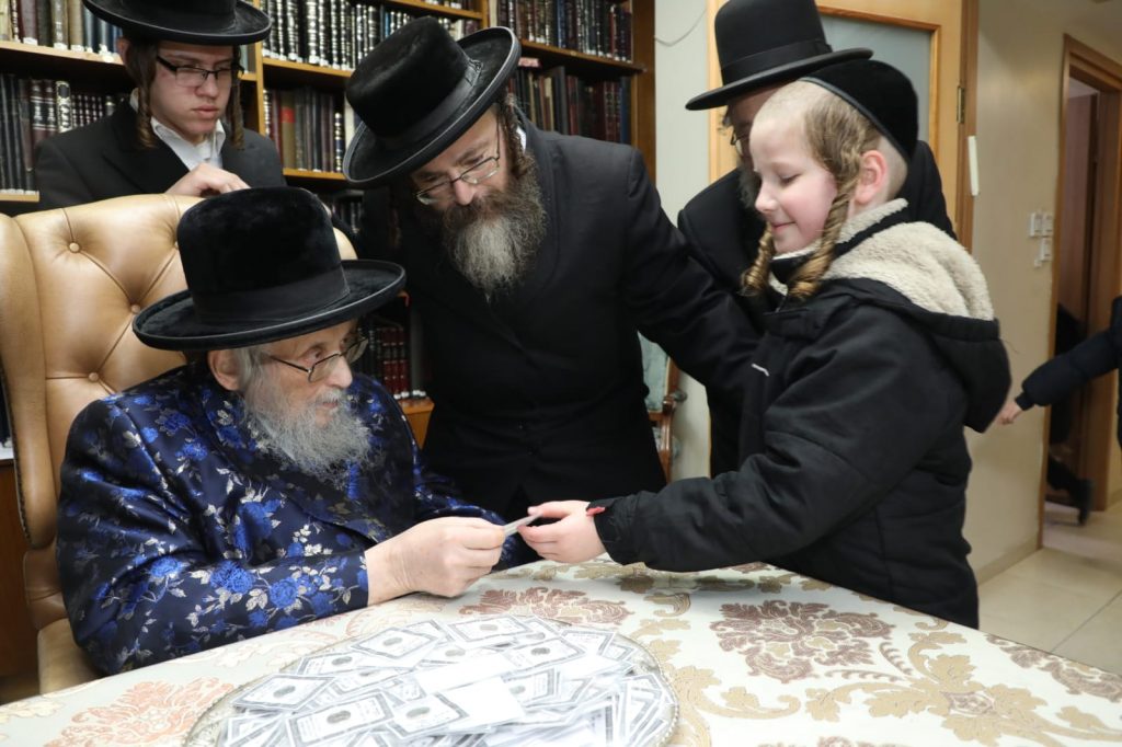 ילדי ת"ת סאטמר קיבלו דמי חנוכה מהגאב"ד