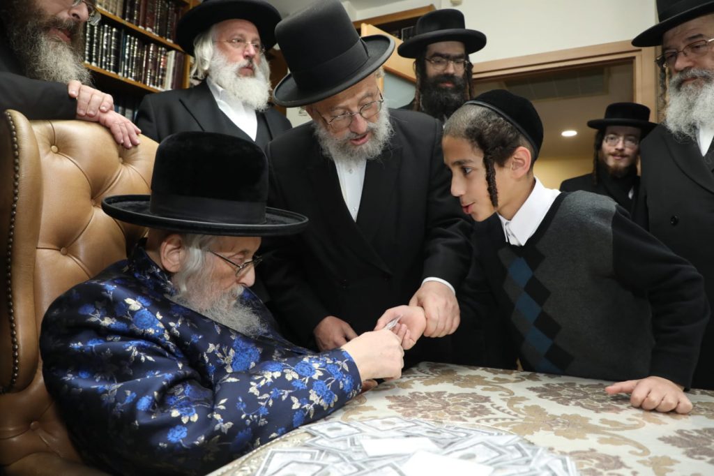 ילדי ת"ת סאטמר קיבלו דמי חנוכה מהגאב"ד