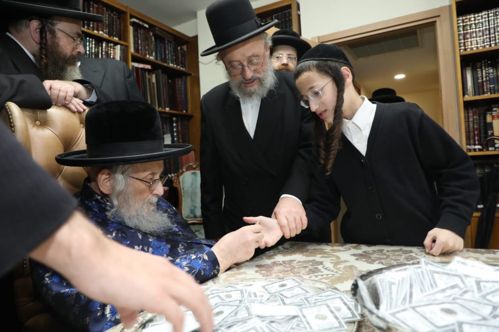 ילדי ת"ת סאטמר קיבלו דמי חנוכה מהגאב"ד