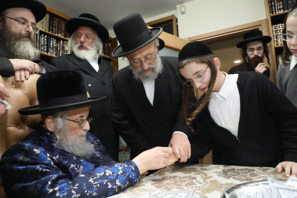 ילדי ת"ת סאטמר קיבלו דמי חנוכה מהגאב"ד