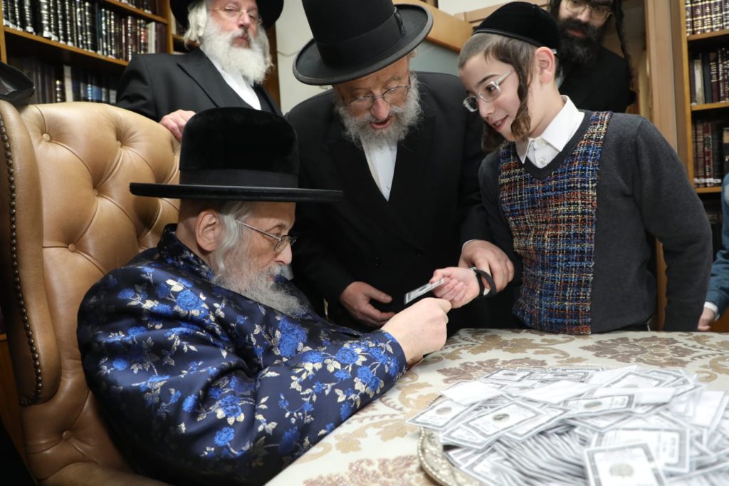 ילדי ת"ת סאטמר קיבלו דמי חנוכה מהגאב"ד