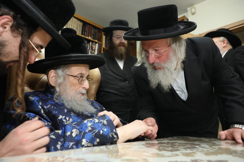 ילדי ת"ת סאטמר קיבלו דמי חנוכה מהגאב"ד