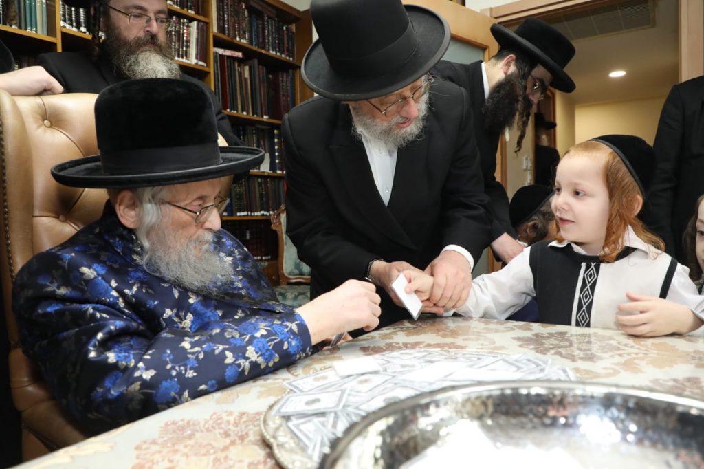 ילדי ת"ת סאטמר קיבלו דמי חנוכה מהגאב"ד