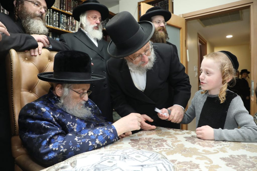 ילדי ת"ת סאטמר קיבלו דמי חנוכה מהגאב"ד