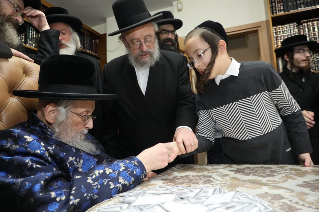 ילדי ת"ת סאטמר קיבלו דמי חנוכה מהגאב"ד